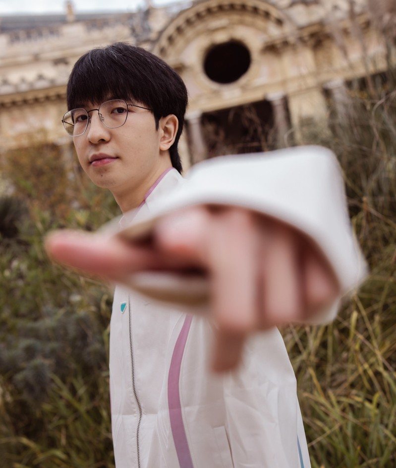 对Gumayusi 发型很好奇的BLG Elk。 图/Flickr @lol...